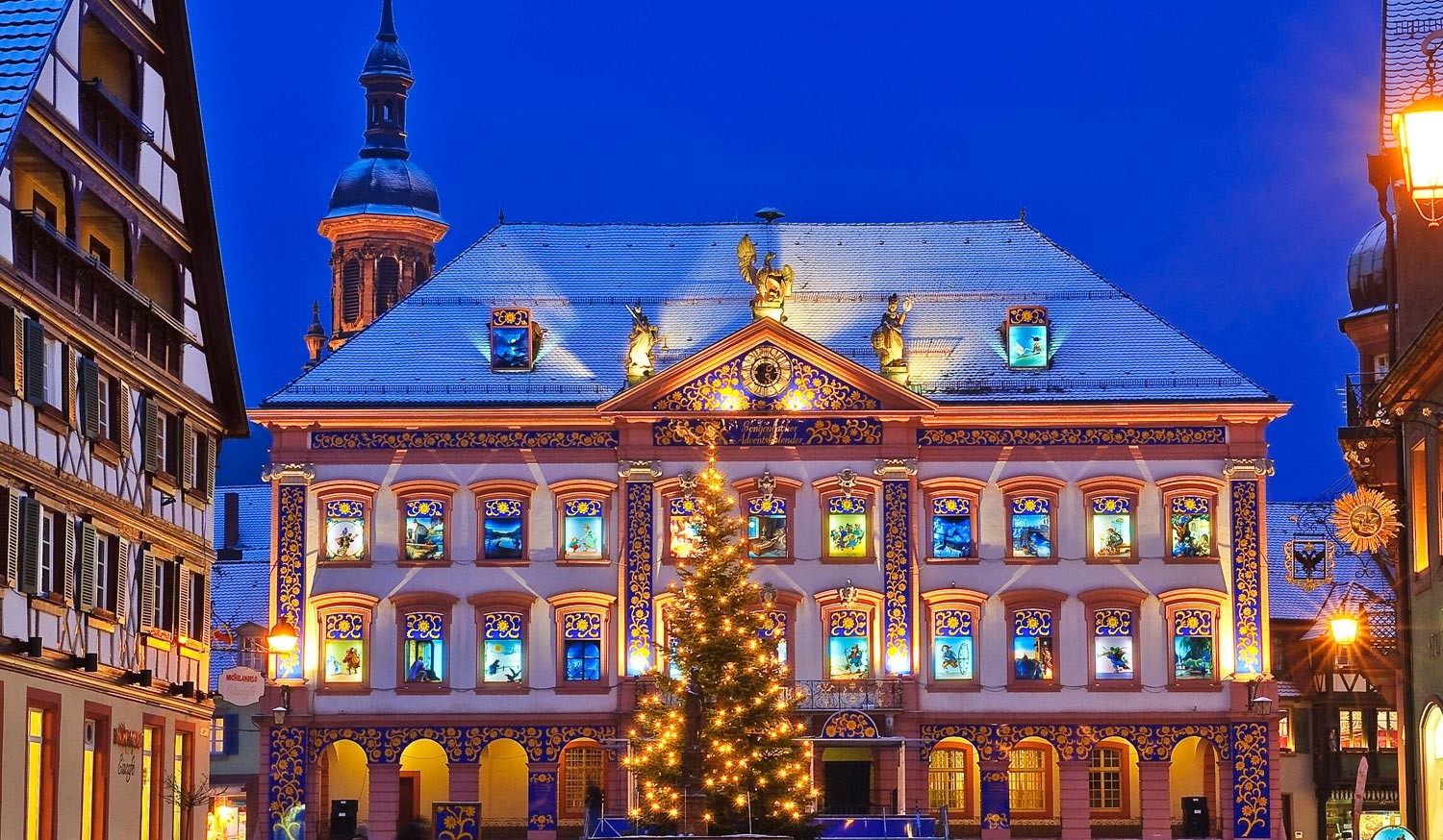 Der weltgrößte Adventskalender ist im Rathaus Gengenbach zu bewundern.