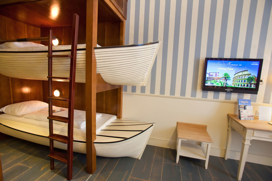 Im Europa-Park Hotel Bell Rock gibt es Zimmer mit übereinander gestapelten Booten als Bett.