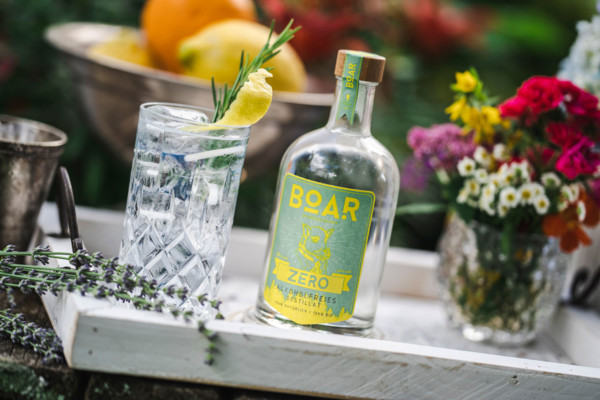 Der alkoholfreie BOAR ZERO ist eines der welteit ersten Destillate in Bio-Qualität und harmoniert super mit Tonic Water.| © Ligal Fichtner BOAR Gin